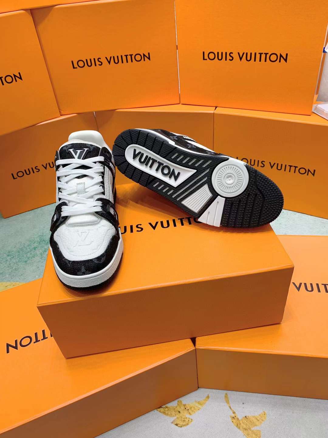 Louis Vuitton Trainer Black