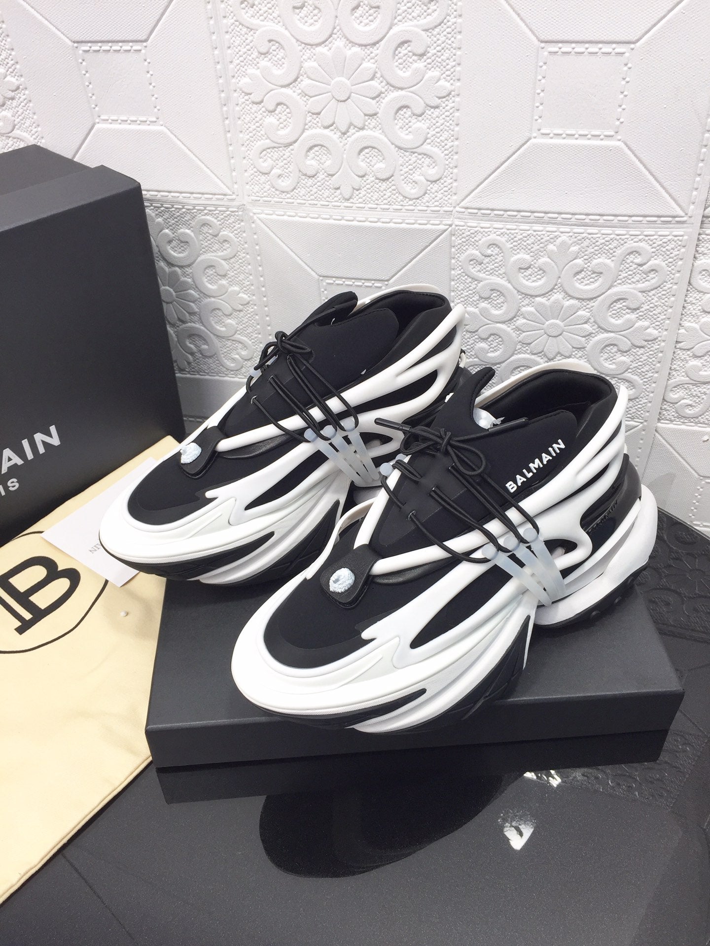 Balmain Unicorn Black / White