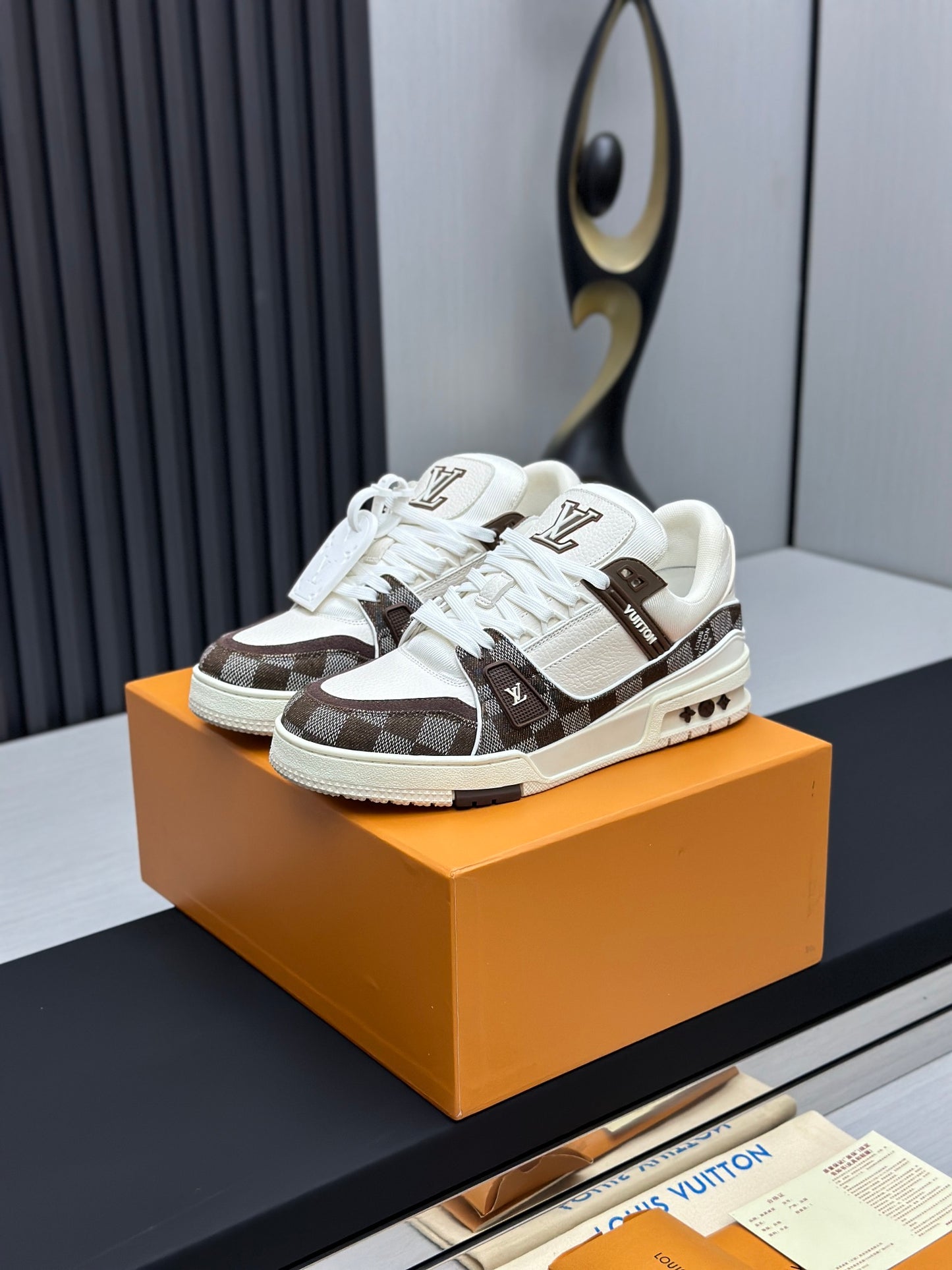 Louis Vuitton Trainer Brown & White