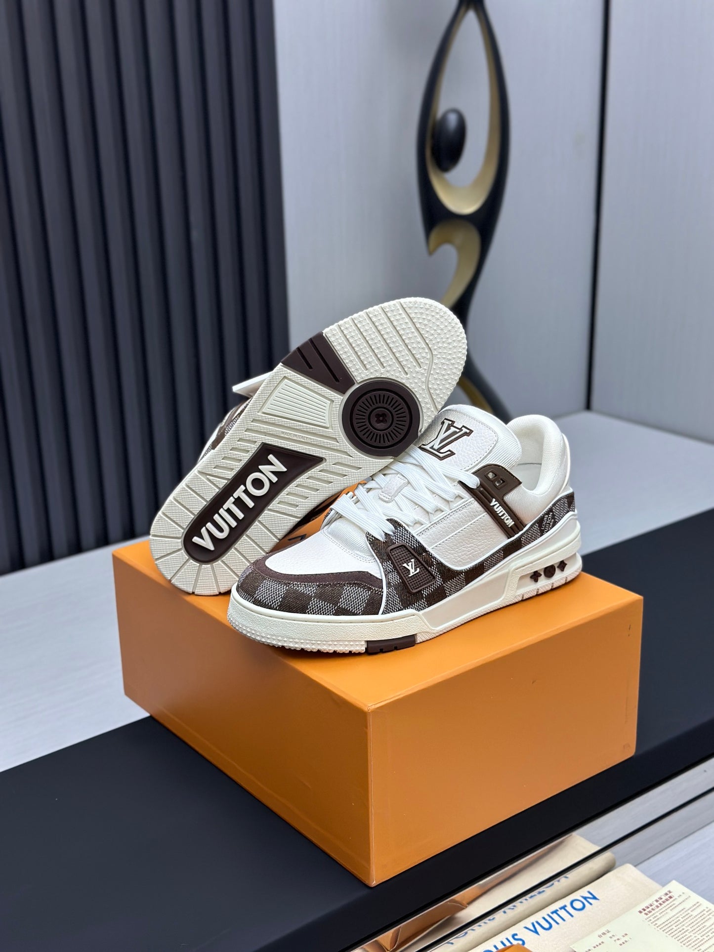 Louis Vuitton Trainer Brown & White