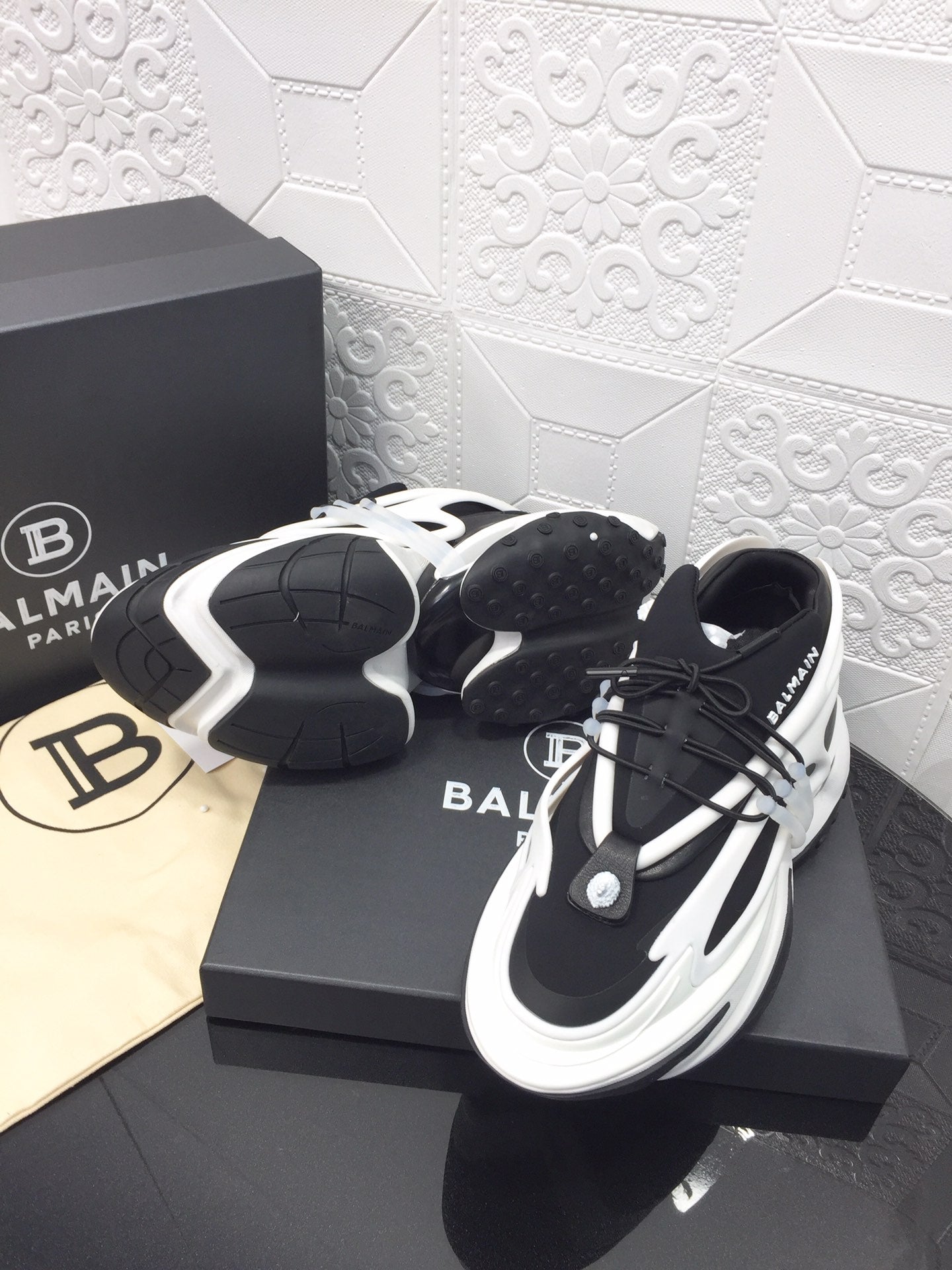 Balmain Unicorn Black / White