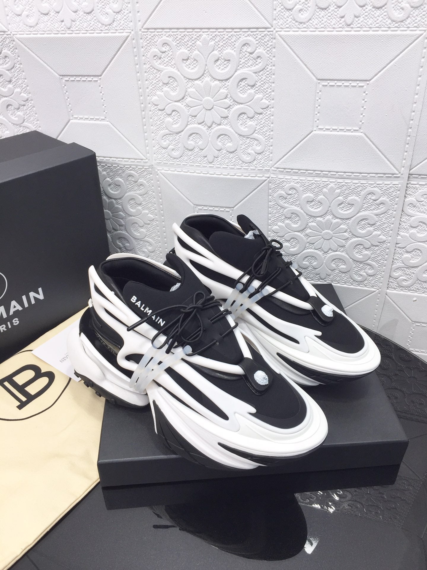 Balmain Unicorn Black / White